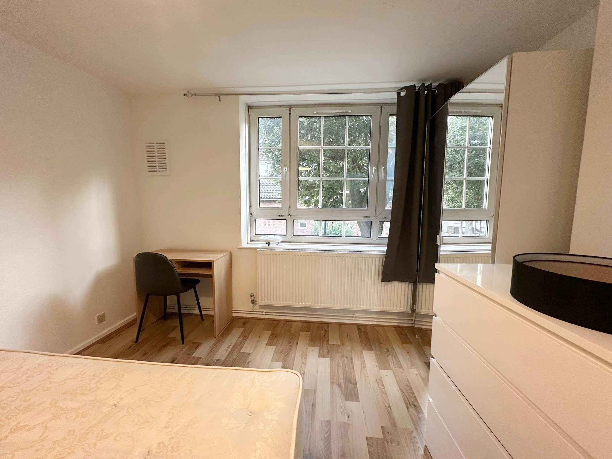 Large Bright Double Room in Zone 1!